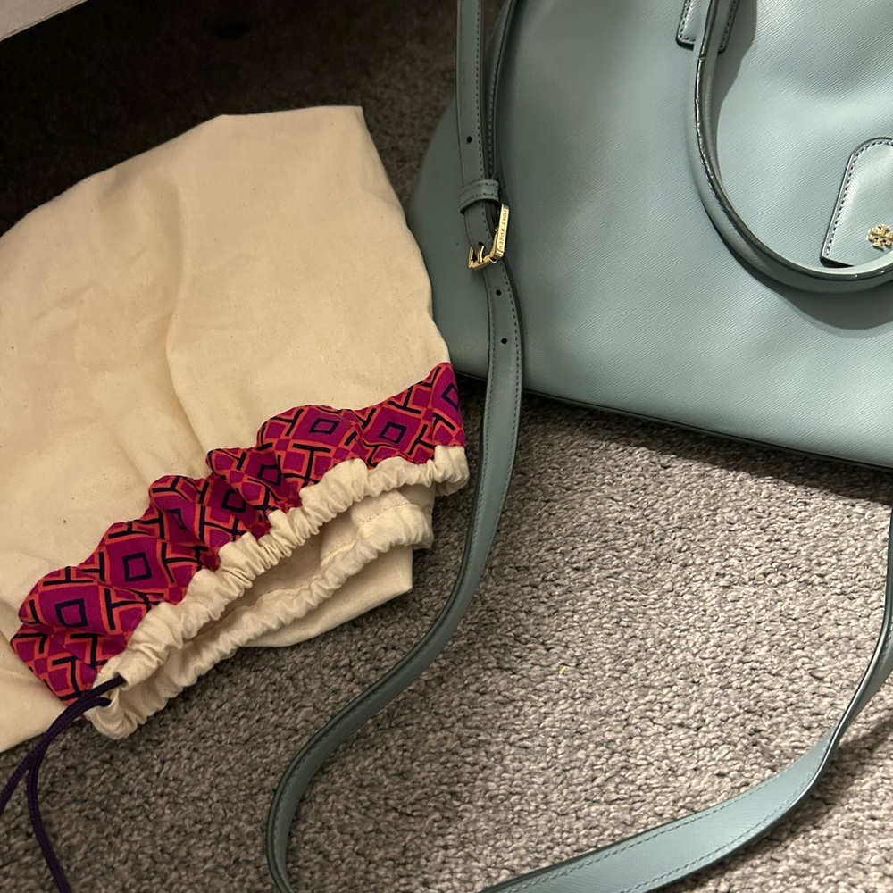 Tory Burch Blue Shoulder Bag with Structured Design and Glossy Finish